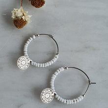 Cargar imagen en el visor de la galería, Argolla Miyuki/ Miyuki Hoop Earrings