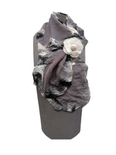 Cargar imagen en el visor de la galería, Pañuelo Cruzado / Crossed Scarf