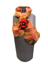 Cargar imagen en el visor de la galería, Pañuelo Cruzado / Crossed Scarf