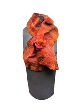 Cargar imagen en el visor de la galería, Pañuelo Cruzado / Crossed Scarf