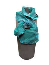 Cargar imagen en el visor de la galería, Pañuelo Cruzado / Crossed Scarf