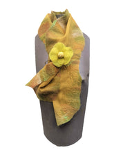 Cargar imagen en el visor de la galería, Pañuelo Cruzado / Crossed Scarf