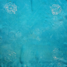 Cargar imagen en el visor de la galería, Pañoleta de Seda / Silk Kerchief
